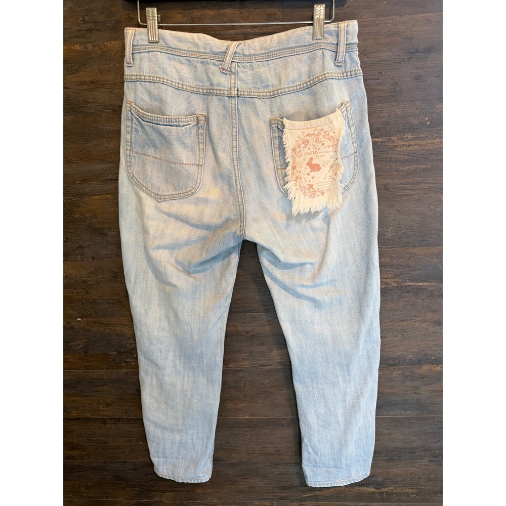 Earth Music & Ecology Light Wash Rabbit Patch Tapered Jeans Blue Sz M